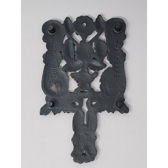 Vintage 1950 Cast Iron Rustic Decorative‎ Trivet With Grape Motif - Picture 2 of 7